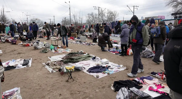 Kiev Ucrânia Março 2021 Pessoas Fileiras Mercadorias Corredores Mercado Antiguidades — Fotografia de Stock