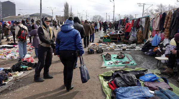Киев Украина Марта 2021 Года Люди Ряды Товаров Проходов Антикварном — стоковое фото