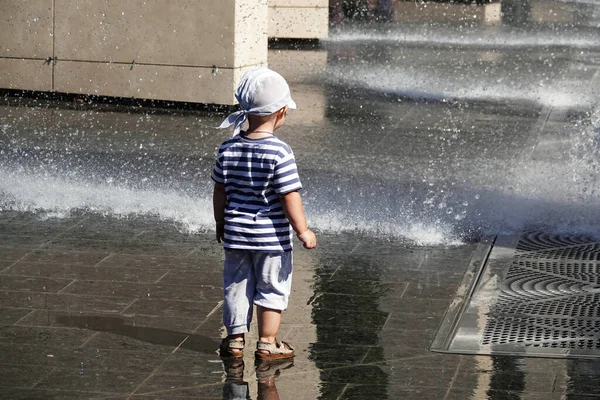 Kiev Ucrania Agosto 2020 Los Niños Juegan Con Fuente Agua —  Fotos de Stock