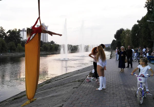 우크라이나 키예프 2018 소녀가 거꾸로 매달려 — 스톡 사진