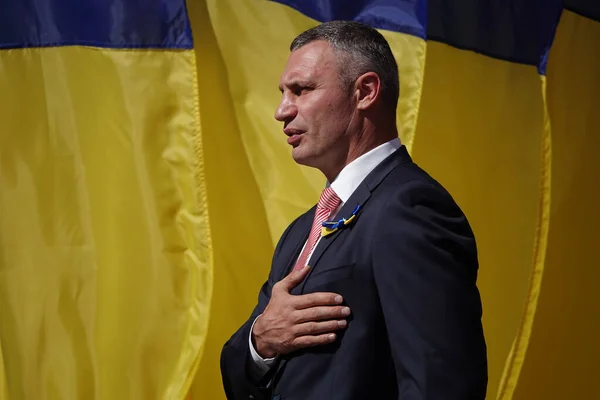 Kiev, Ukrayna 23 Ağustos 2020: Dünya boks şampiyonu Kiev Vitaliy Klitschko 'nun ulusal bayrağı onuruna halka konuşma