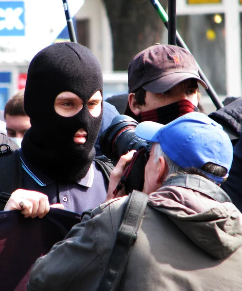 キエフ ウクライナ2009年4月12日 キエフ地下鉄 Arsenalnaya の近くのマスクで 資本主義でダウン というスローガンの下で学生の3月 — ストック写真