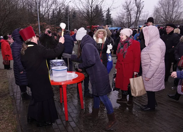 우크라이나 키예프 2020 겨울에 얼음물에서 목욕하는 기념하는 사람들 — 스톡 사진