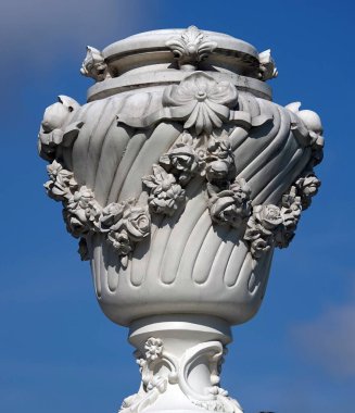 Kiev, Ukrayna 10 Haziran 2021: Gökyüzüne karşı vazo, Catherine Sarayı Kiev Anıtı