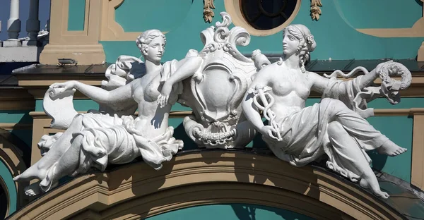 Kiev Ucrania Junio 2021 Escultura Chicas Desnudas Fachada Entrada Palacio — Foto de Stock