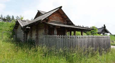 Kiev, Ukrayna 19 Haziran 2021: Kievan Rus eğlence kompleksi eski bir ahşap kale ve performans sanatçısı..