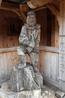 Kiev, Ukrayna 19 Haziran 2021: Kievan Rus eğlence kompleksi eski bir ahşap kale ve performans sanatçısı..