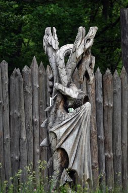 Kiev, Ukrayna 19 Haziran 2021: Kievan Rus eğlence kompleksi eski bir ahşap kale ve performans sanatçısı..