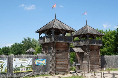 Kiev, Ukrayna 19 Haziran 2021: Kievan Rus eğlence kompleksi eski bir ahşap kale ve performans sanatçısı..
