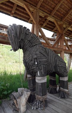 Kiev, Ukrayna 19 Haziran 2021: Kievan Rus eğlence kompleksi eski bir ahşap kale ve performans sanatçısı..