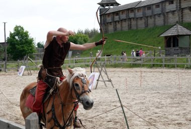Kiev, Ukrayna 19 Haziran 2021: Kievan Rus eğlence kompleksi eski bir ahşap kale ve performans sanatçısı..