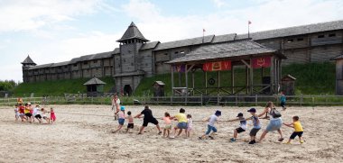 Kiev, Ukrayna 19 Haziran 2021: Kievan Rus eğlence kompleksi eski bir ahşap kale ve performans sanatçısı..