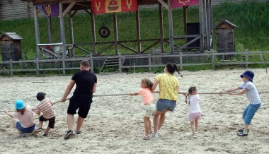 Kiev, Ukrayna 19 Haziran 2021: Kievan Rus eğlence kompleksi eski bir ahşap kale ve performans sanatçısı..