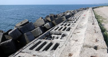 Betondan ve betondan yapılmış büyük kare beton bloklardan oluşan setler.