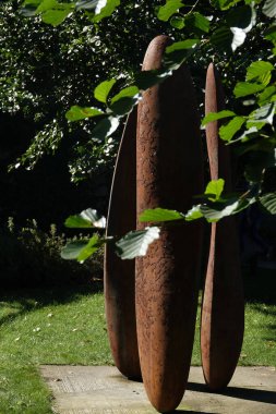 Kyiv, Ukrayna, 27 Eylül 2025: Kyiv 'de bir şehir parkını dekore eden uçak bıçakları