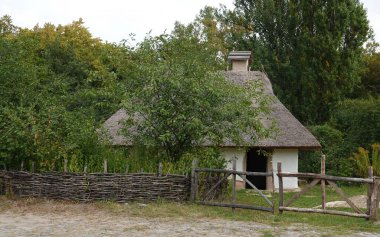 Kyiv, Ukrayna, 1 Eylül 2025: Ukrayna 'nın Pirogovo Ulusal Halk Mimarisi ve Kırsal Yaşamı Müzesi' nde antik bir Ukrayna evi