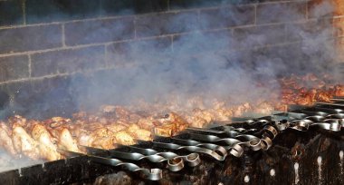 Kyiv şehir merkezindeki sokakta kızarmış deniz ürünleri satmak.