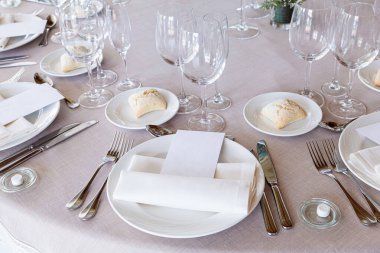 Çanak çömlek, çatal bıçak ve şarap kadehleriyle dolu güzel bir düğün masasının ayrıntıları.