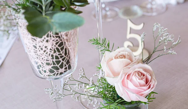 Detalj Ett Bröllopsbord Med Bukett Rosa Rosor Och Gröna Blad — Stockfoto