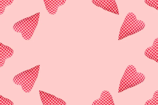 Fondo del día de San Valentín. Almohadillas rojas suaves del corazón de la vista superior sobre fondo rosa pastel. Concepto de amor plano yacía. Copiar espacio —  Fotos de Stock