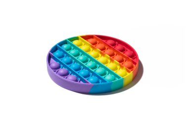 Yuvarlak renkli Pop it toy. Beyaz arka planda izole edilmiş yeni popüler silikon anistress oyuncağı. Asgari yan görünüm