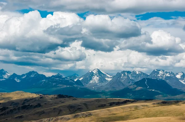 Montagne Altai. Nuvole. Paesaggio incredibile — Foto Stock