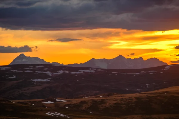 Altaj hegység. Naplemente. Drámai naplemente — Stock Fotó