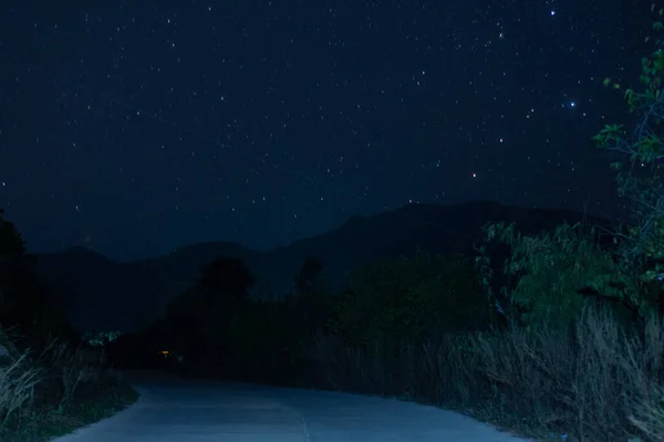 Ночная сцена в горах и звезды из Палавана, Филиппины, 2019 год — стоковое фото