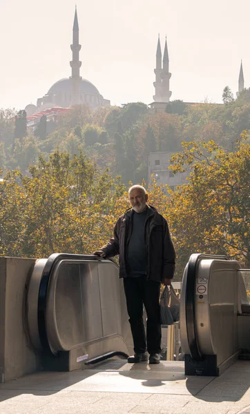 Historische Architektur Menschen und Straßenszene aus Istanbul, Türkei, 2018 — Stockfoto