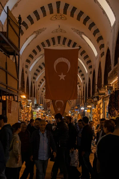 Historische Architektur Menschen und Straßenszene aus Istanbul, Türkei, 2018 — Stockfoto