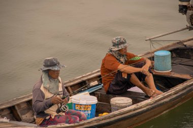 Tayland, Koh Phangan, Eylül 2019 'da bir teknede iki kişi balık tutuyor.