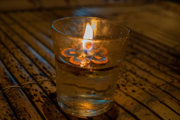 Gusano candelar sobre fondo de mesa de madera, escena de Bali, Indonesia — Foto de Stock