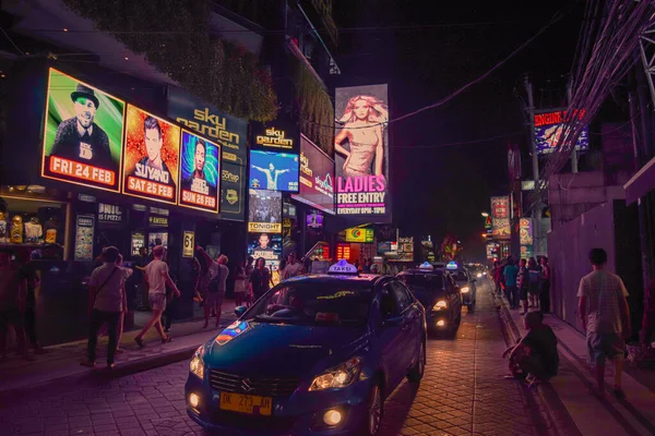 ESCENA DE ESTILO DE LA VIDA NOCTURNA DE KUTA, BALI, INDONESIA, FEBRERO, 2018 —  Fotos de Stock