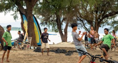 Endonezyalılar plajda, Endonezya 'da, Bali' de, Gili Adası 'nda futbol oynuyorlar.