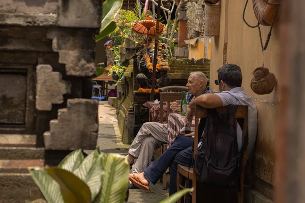Straatfotografie en mensen uit ubud, documentaire scènes uit Ubud, Bali, Indonesië 2019 — Stockfoto