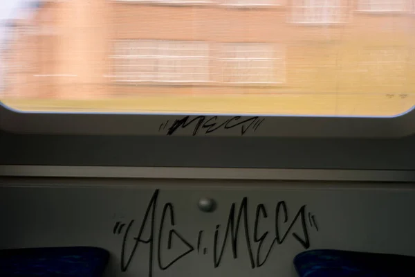 Extrait de l'image d'une fenêtre dans un train. DANEMARK, COPENHAGUE, MARS 2019 — Photo