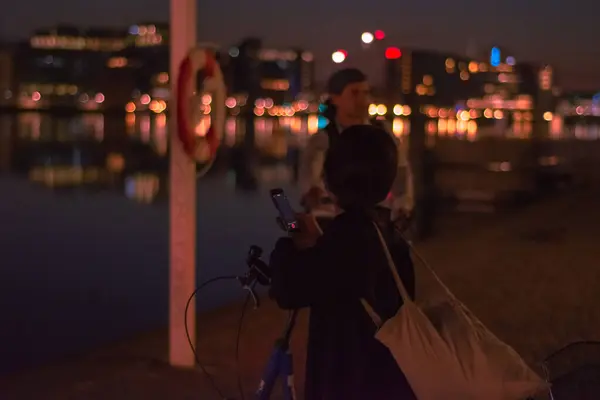 NIGHT LIFE STYLE SCENE, PEOPLE ON BIKE FRAN COPENHAGUE, DANMARK, MARS 2019 — Stockfoto