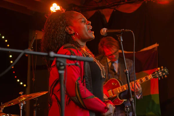 Chica cantando tocando música en un festival de la semana de jazz en Copenhague, Dinamarca, 2019 — Foto de Stock