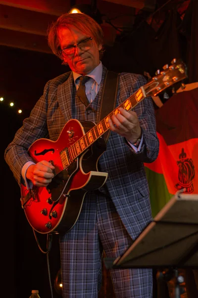 Hombre tocando la guitarra en un festival de semana de jazz en Copenhague, Dinamarca, 2019 — Foto de Stock