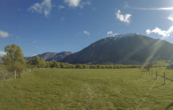 PANORAMIV VISTA DEL PAISAJE, MONTAÑA Y FONDO DEL CIELO —  Fotos de Stock