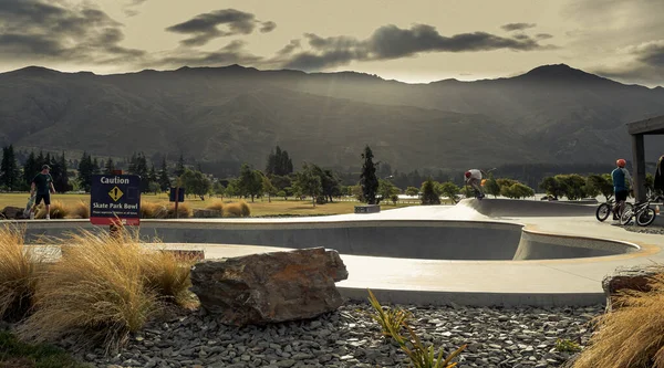 Vista panorámica desde el skaterpark y el fondo de la montaña desde Nueva Zelanda, Wanaka, 2019 — Foto de Stock