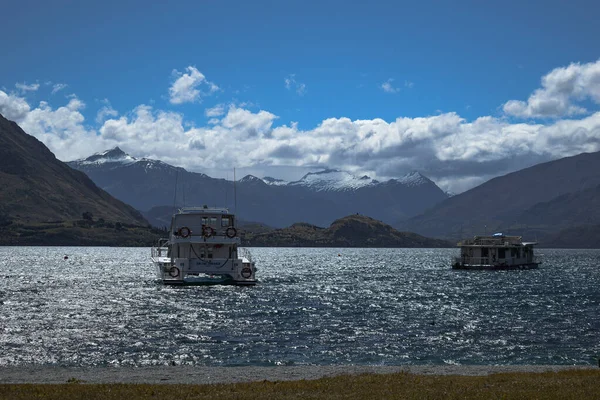 VISTA PANORÁMICA DEL PAISAJE, MONTAÑA DEL LAGO Y FONDO DEL CIELO — Foto de Stock