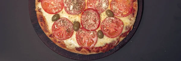 Pizza italiana Napolitana caseira com molho de queijo e tomate. — Fotografia de Stock