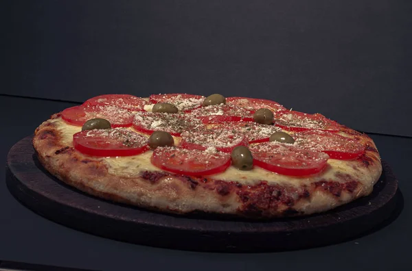 Дім виготовляв Наполітанську піцу з сиром і томатним соусом.. — стокове фото