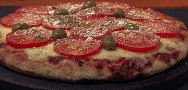 Pizza fatta in casa Napolitana con formaggio e salsa di pomodoro. — Foto Stock