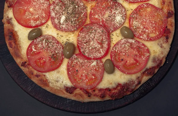 Pizza italienne Napolitana maison au fromage et sauce tomate. — Photo