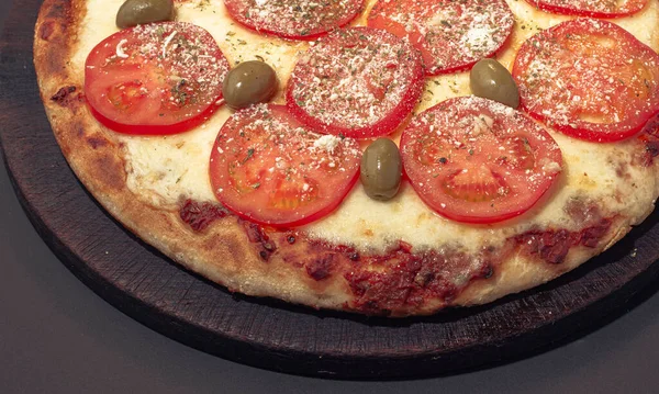 집에서 만든 나폴리 타나 이탈리아 피자에 치즈와 토마 소스를 곁들인 피자. — 스톡 사진
