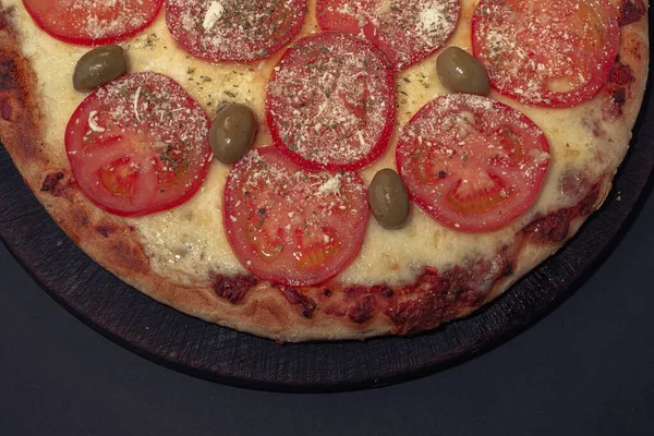 집에서 만든 나폴리 타나 이탈리아 피자에 치즈와 토마 소스를 곁들인 피자. — 스톡 사진