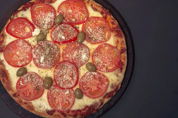 Zelfgemaakte Napolitana italiaanse pizza met kaas en tomatensaus. — Stockfoto