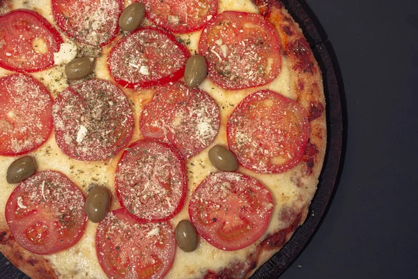 Zelfgemaakte Napolitana italiaanse pizza met kaas en tomatensaus. — Stockfoto